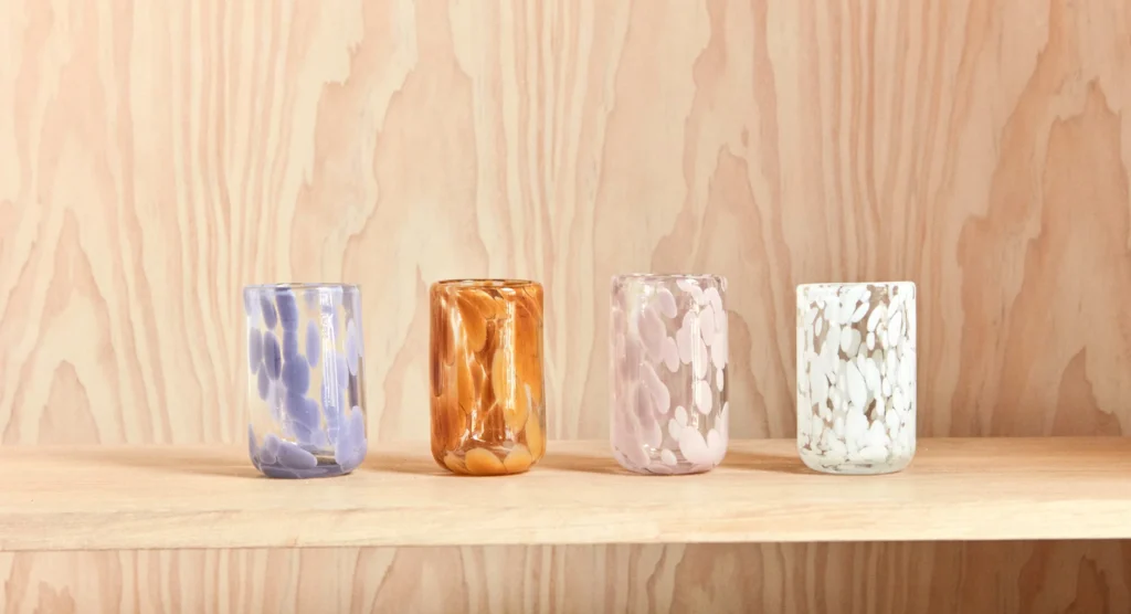 Jali - Vandglas i enkelt og plettet design