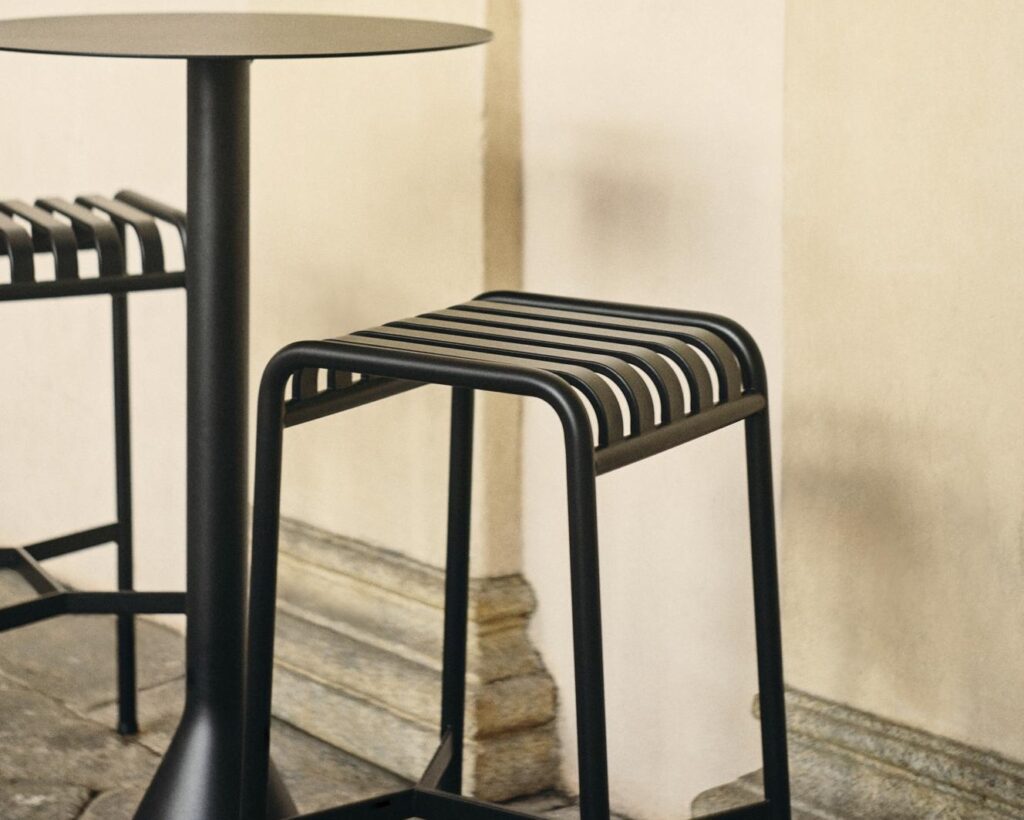 Cone - Elegant og simpelt bord i metal