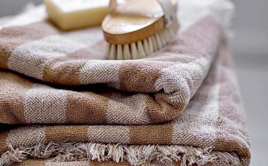 Elaia - Badehåndklæde med frynser og fine kontrastfarver