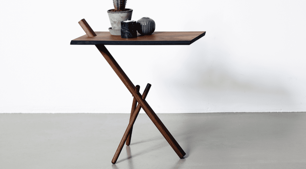 Noyer - Sengebord med skarpt og simpelt udtryk