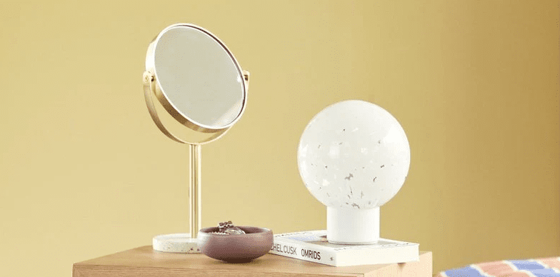 Pamper - Stilfuldt bordspejl i messingfarve og terazzo
