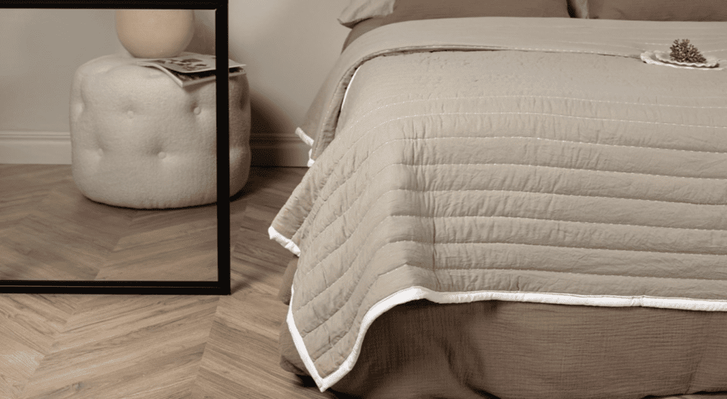 Klorup - Simpelt og elegant tæppe til sengen