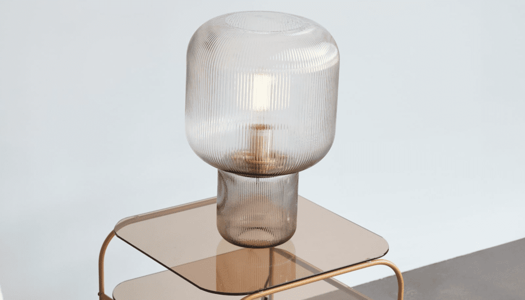 Pirum - Tidløs skønhed i glasbordlampe