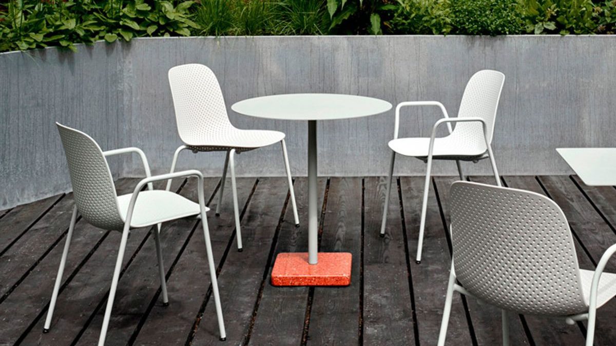 Terrazzo - Flot cafebord i farvet terrazzo og pulverlakeret stål
