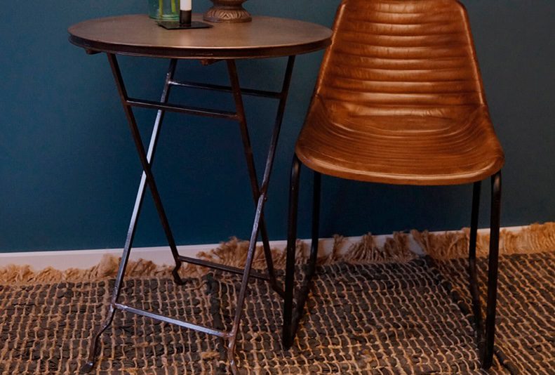 Foldbart cafebord i stilfuldt og råt design
